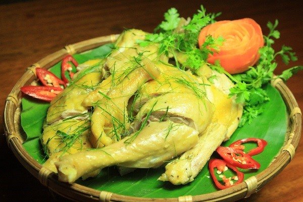 Gà Quê Hấp Lá Chanh – Hương Vị Nguyên Bản Tại Nhà Hàng Giang Lan